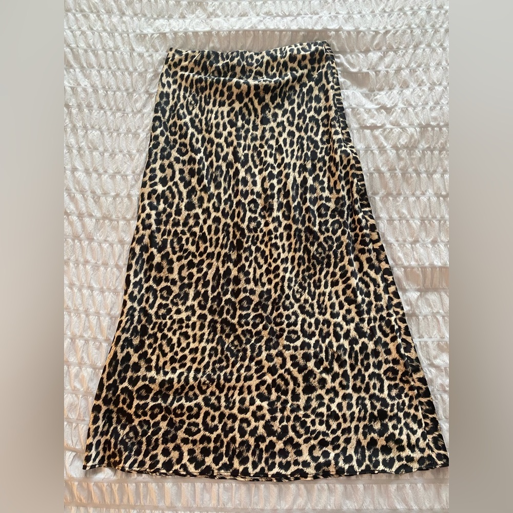Leopard print satin skirt
